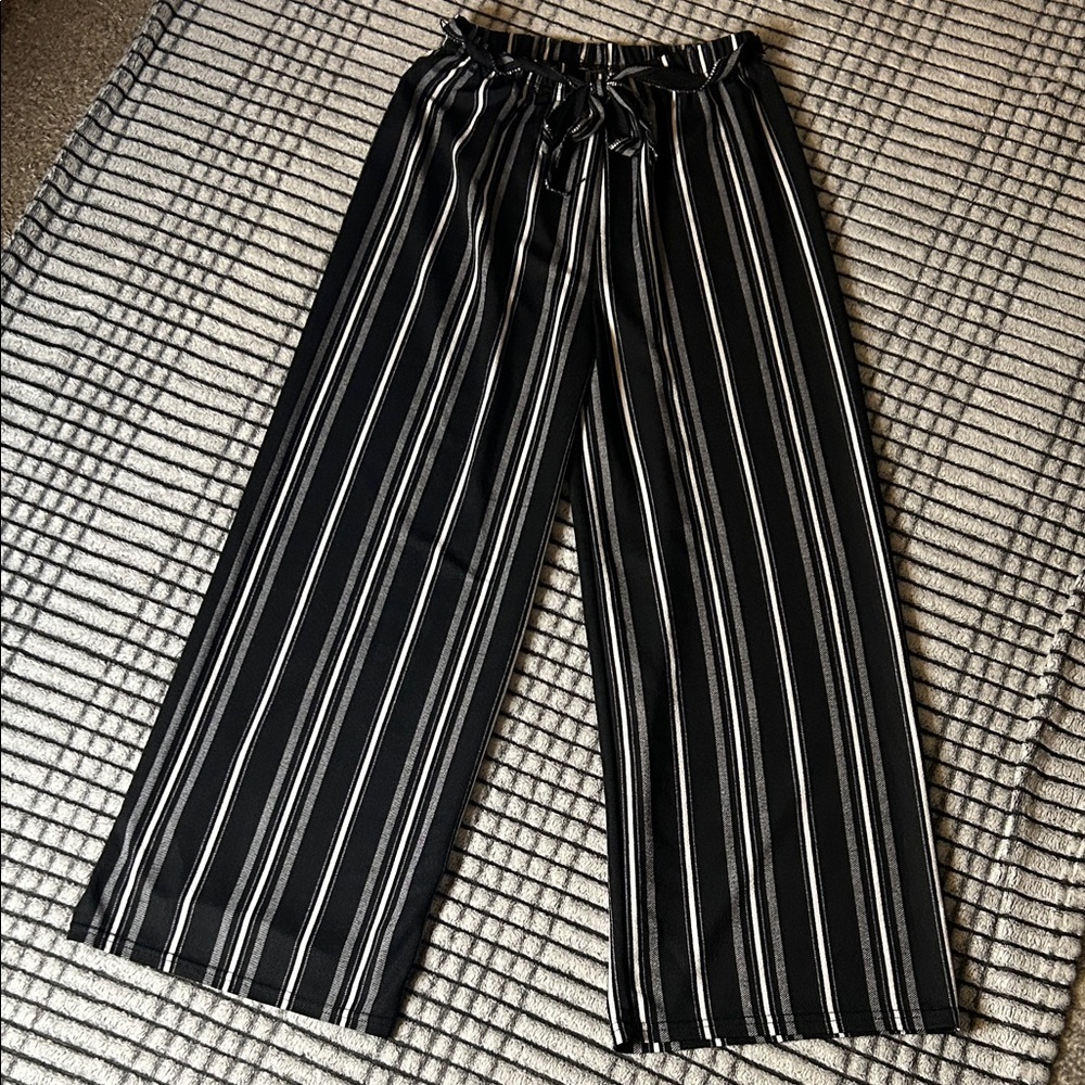 New Black and White Striped Wide-Leg Pants (M/L)